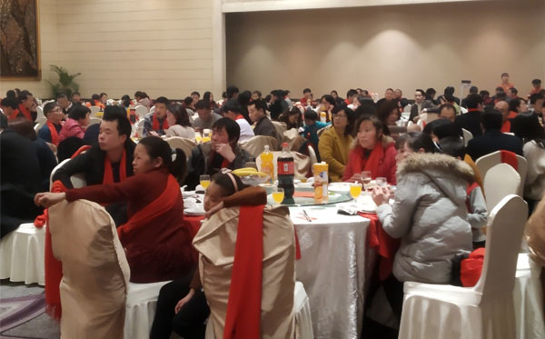 回望2018年，大家都在聆聽休閑家具廠鄭總講話。