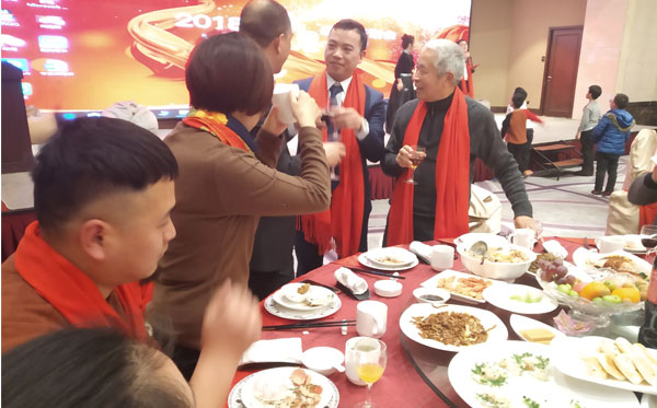 休閑家具廠尚都家居老板鄭總向特邀嘉賓碰杯敬酒。
