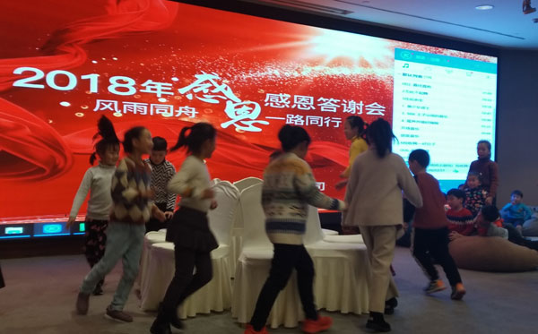 休閑家具廠親子小朋友參與游戲環(huán)節(jié)，大家爭(zhēng)先恐后。
