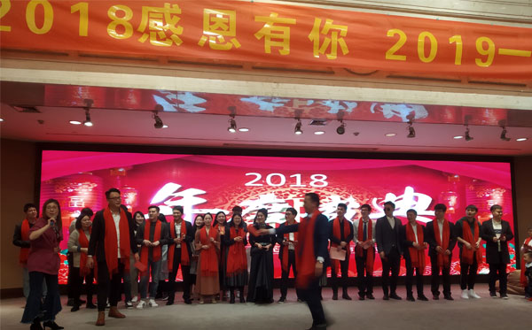 節(jié)目參演人員大合影，紅包再一波走起。